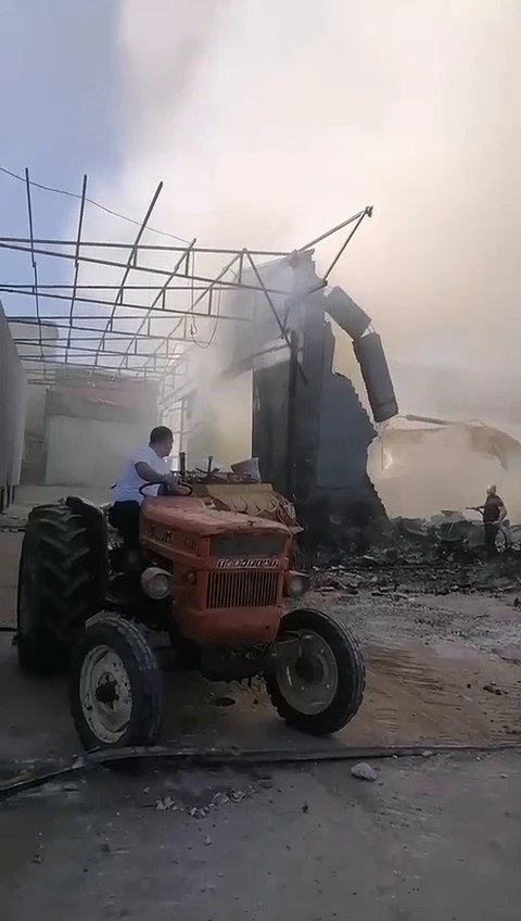 Genç Gazete Bursa'da Bir Kıvılcım Yıkımı Süren Fabrikayı Küle Çevirdi 1