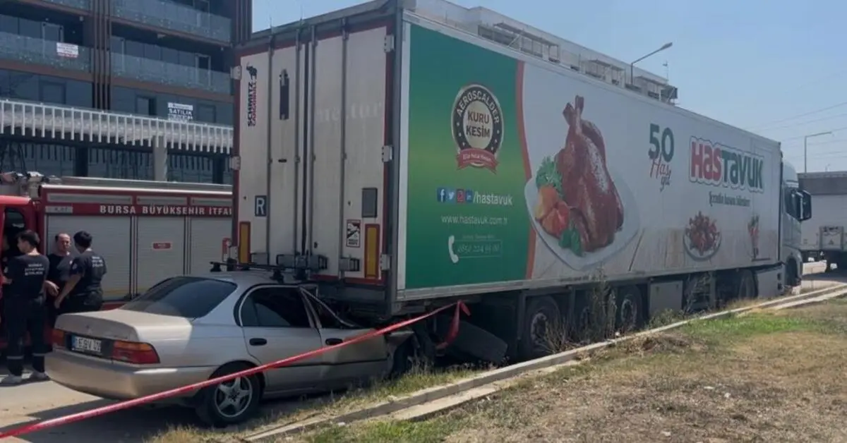 Genç Gazete Bursa’da Feci Kaza Otomobil Park Halindeki Tıra Çarptı, Sürücü Hayatını Kaybetti 2