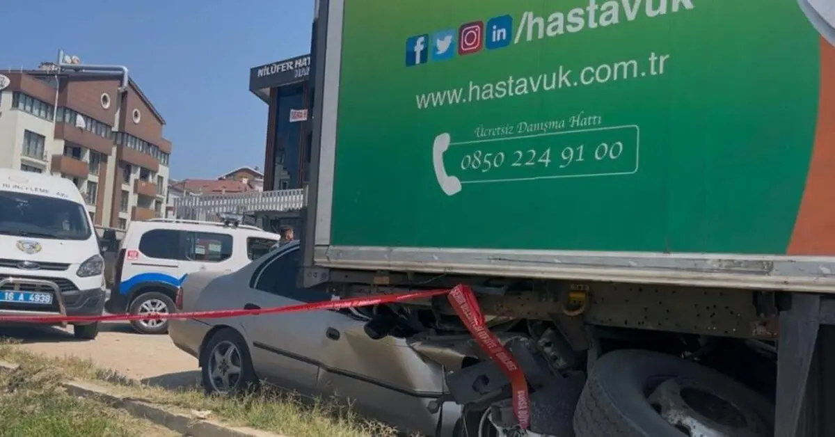Genç Gazete Bursa’da Feci Kaza Otomobil Park Halindeki Tıra Çarptı, Sürücü Hayatını Kaybetti