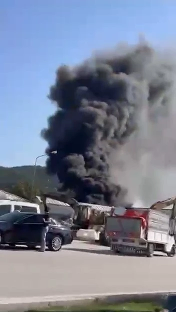 Genç Gazete Bursa'da Geri Dönüşüm Fabrikasında Yangın Dumanlar Şehri Kapladı 1