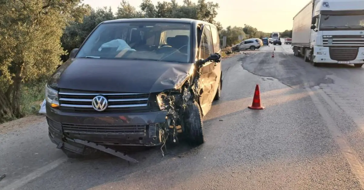 Genç Gazete Bursa’da Hatalı Sollama Zincirleme Kazaya Yol Açtı 3 Araç Birbirine Girdi