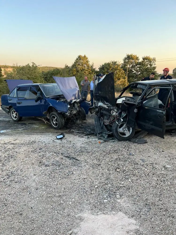 Genç Gazete Bursa’da İki Otomobil Kafa Kafaya Çarpıştı 1 Ölü, 3 Ağır Yaralı