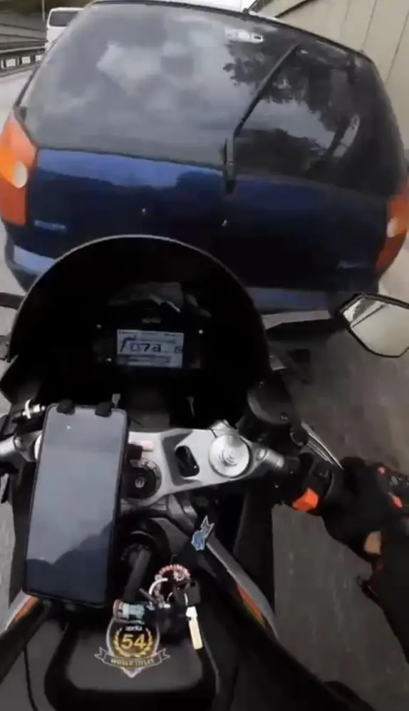 Genç Gazete Bursa’da Motosikletli Ölümden Döndü O Anlar Kask Kamerasına Yansıdı 2