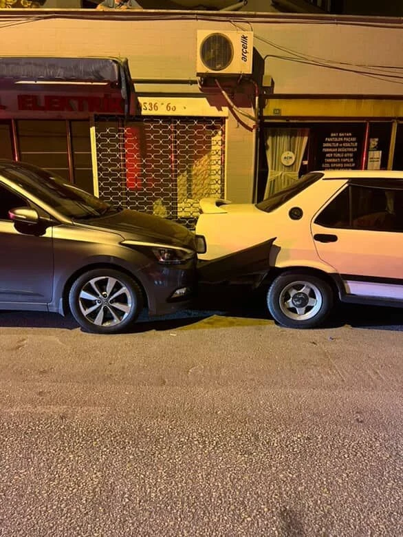 Genç Gazete Bursa’da Ters Yöne Girip Araçlara Çarptı… Olay Yerinden Böyle Kaçtı 1