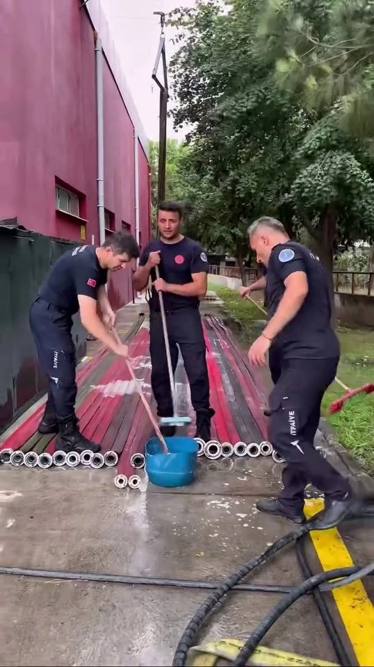 Genç Gazete Bursa’da Yangın Sonrası İtfaiyecilerden Örnek Davranış Hortumları Kendi Elleriyle Temizlediler 1
