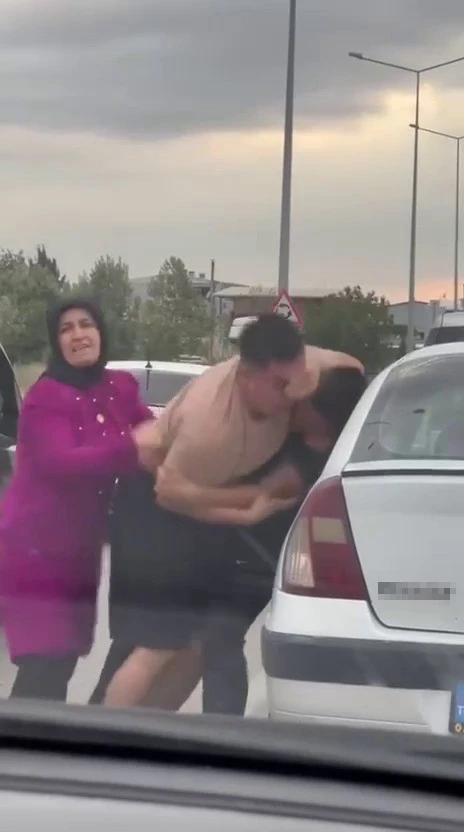 Genç Gazete Bursa’da Yol Verme Tartışması Yumruklu Kavgaya Dönüştü O Anlar Kamerada-2