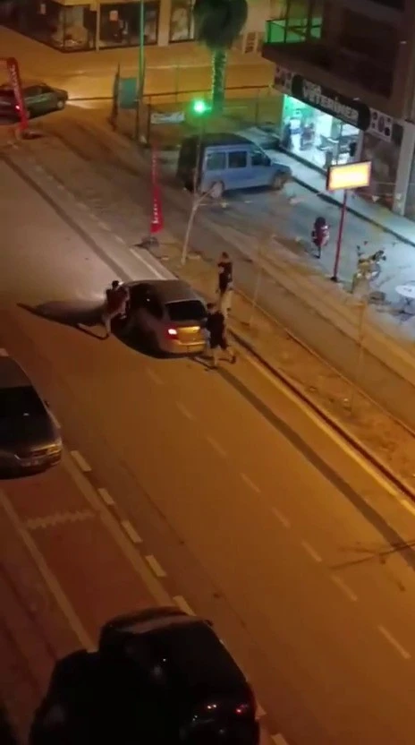 Genç Gazete Bursa’da Yolunu Kestikleri Sürücüyü Araçta Darp Ettiler, O Anlar Kamerada