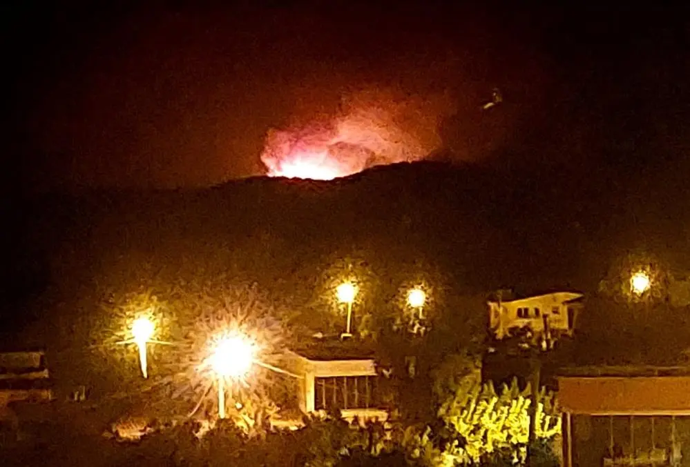 Genç Gazete Çanakkale'de Orman Yangınına Karadan Müdahale Ediliyor