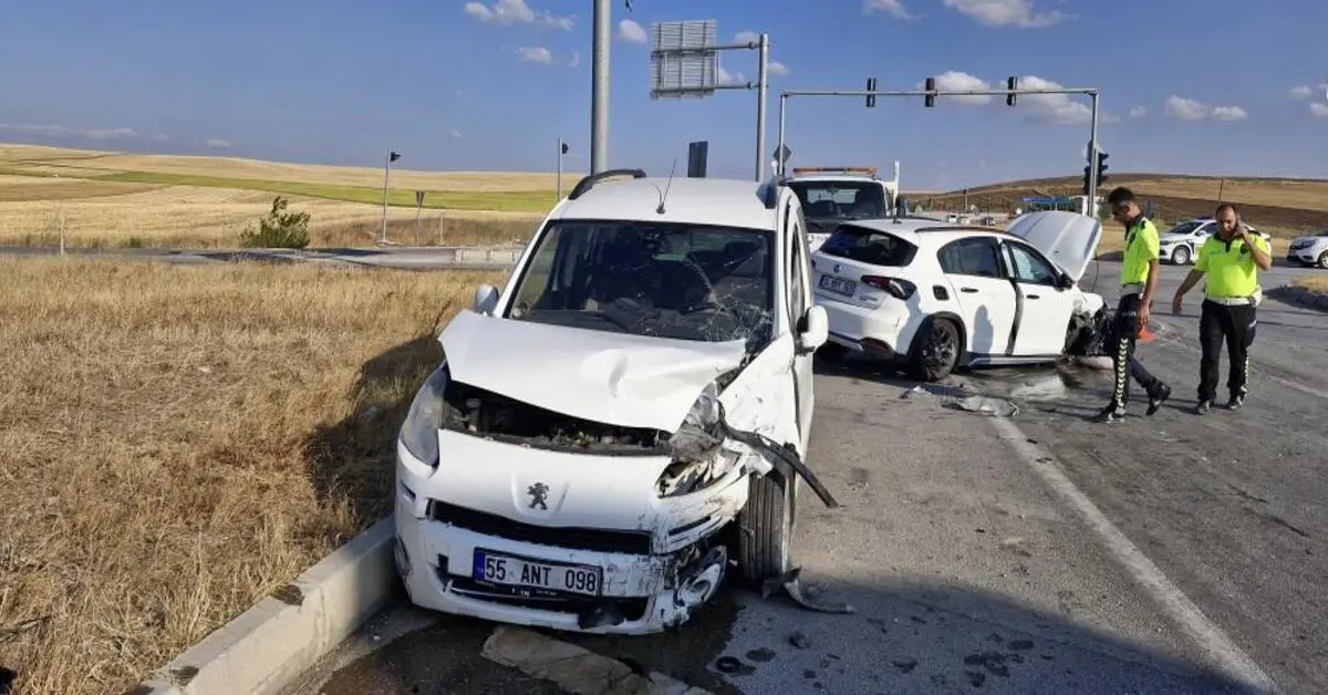 Genç Gazete Çorum’da Kavşakta Feci Kaza 10 Kişi Yaralandı 1