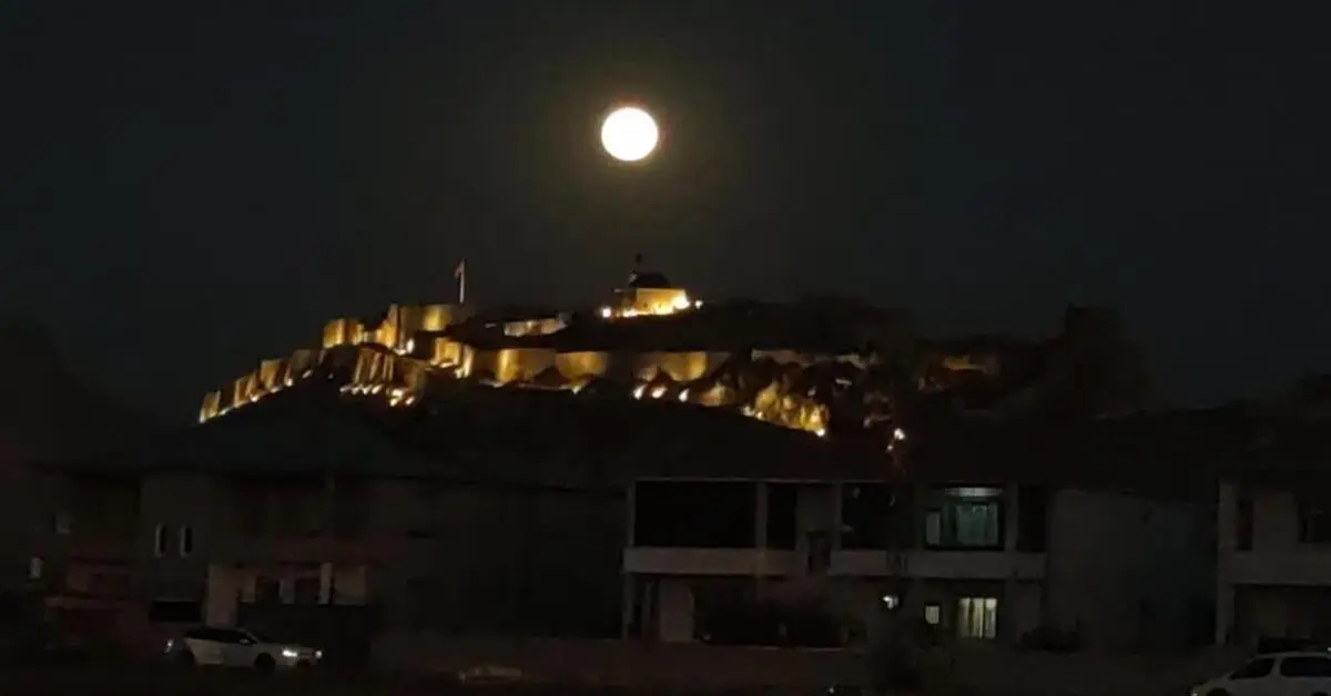 Genç Gazete Dolunay, Van Kalesi Ile Buluştu