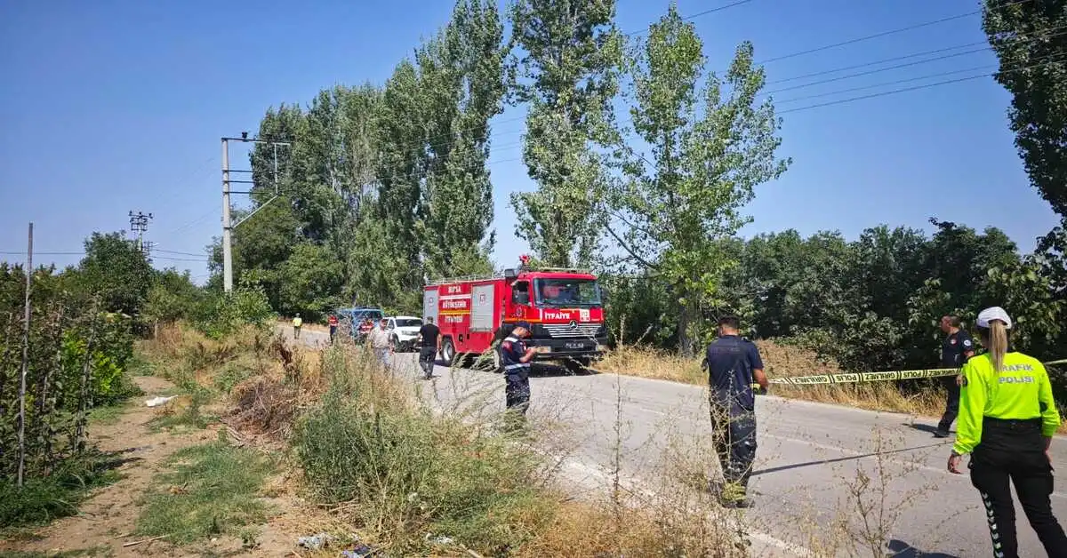 Genç Gazete İnegöl’de Otomobil Elektrik Direğine Çarptı, Sürücü Ağır Yaralı 1