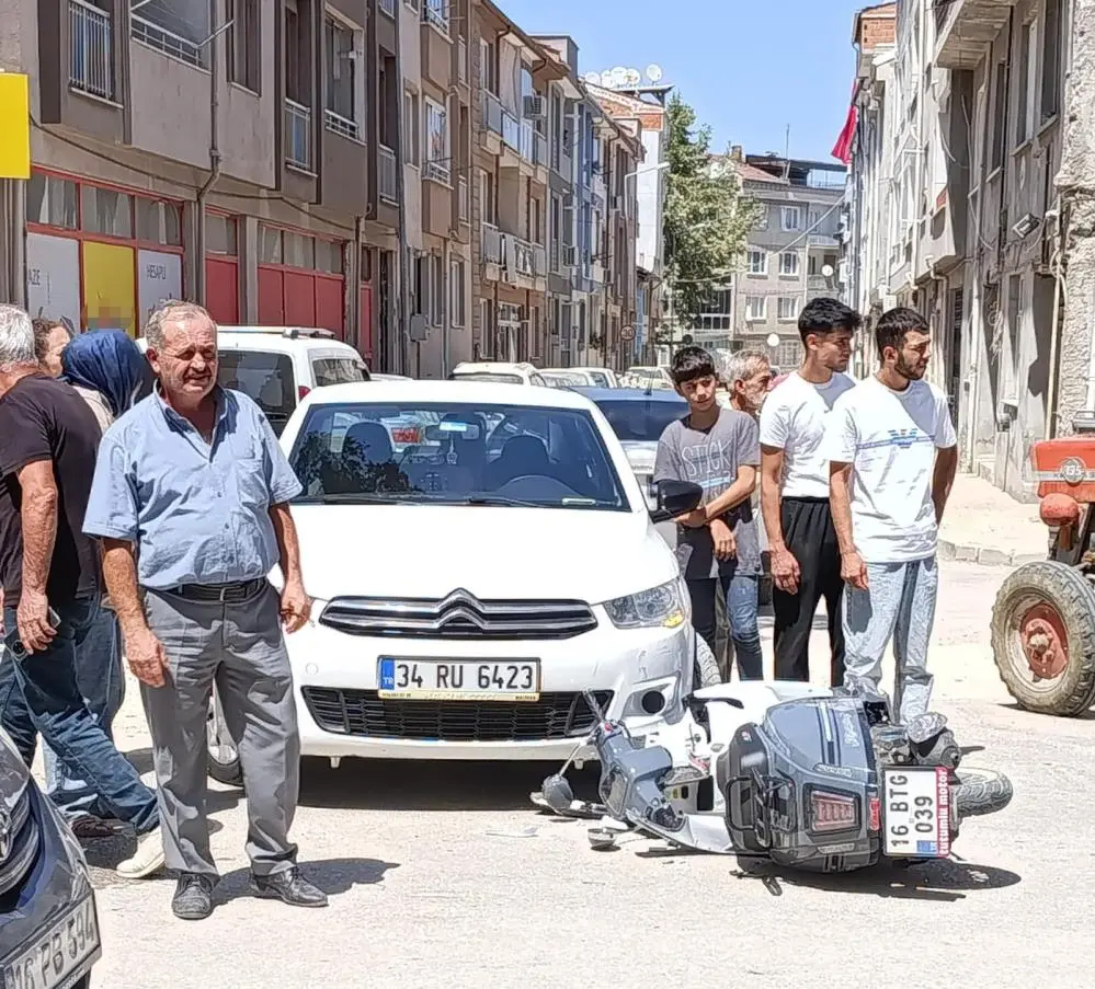 Genç Gazete İnegöl’de Ters Yönden Gelen Otomobil Motosikletle Çarpıştı 2 Yaralı 2