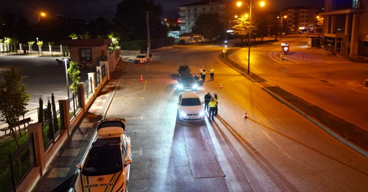 Genç Gazete İnegöl'de Trafik Denetimi Eksik Evraklı Araçlar Otoparka Çekildi