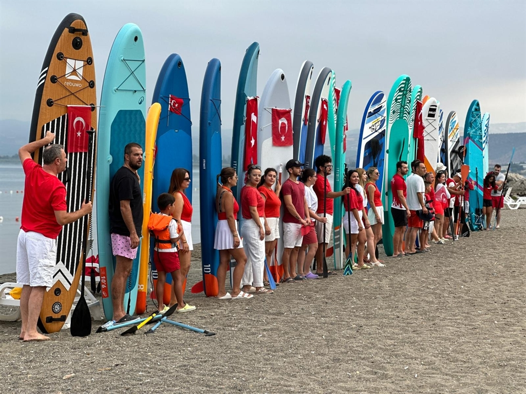 Genç Gazete İznik Gölü'nde 30 Ağustos Zafer Bayramı Kutlamasında Dev Türk Bayrağı Açıldı 1