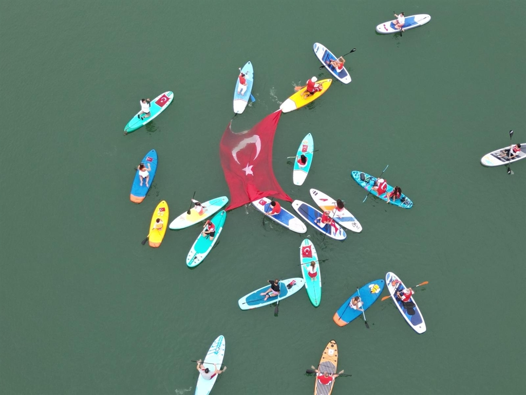 Genç Gazete İznik Gölü'nde 30 Ağustos Zafer Bayramı Kutlamasında Dev Türk Bayrağı Açıldı