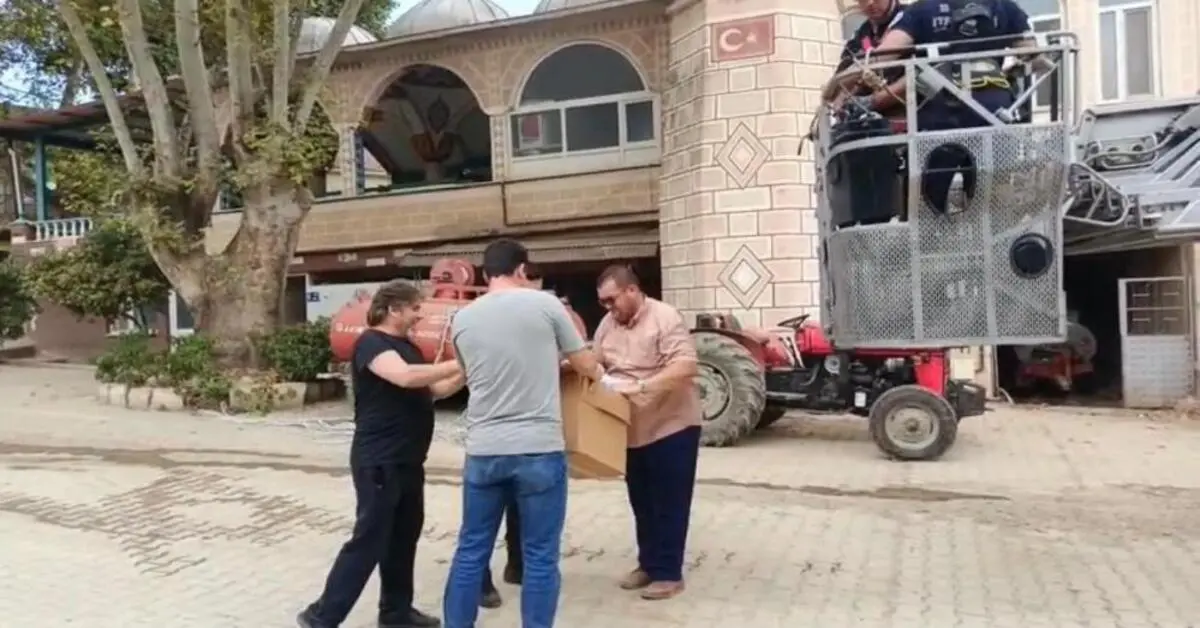 Genç Gazete İznik'te Cami Kubbesinde Mahsur Kalan Leyleği İtfaiye Kurtardı 3