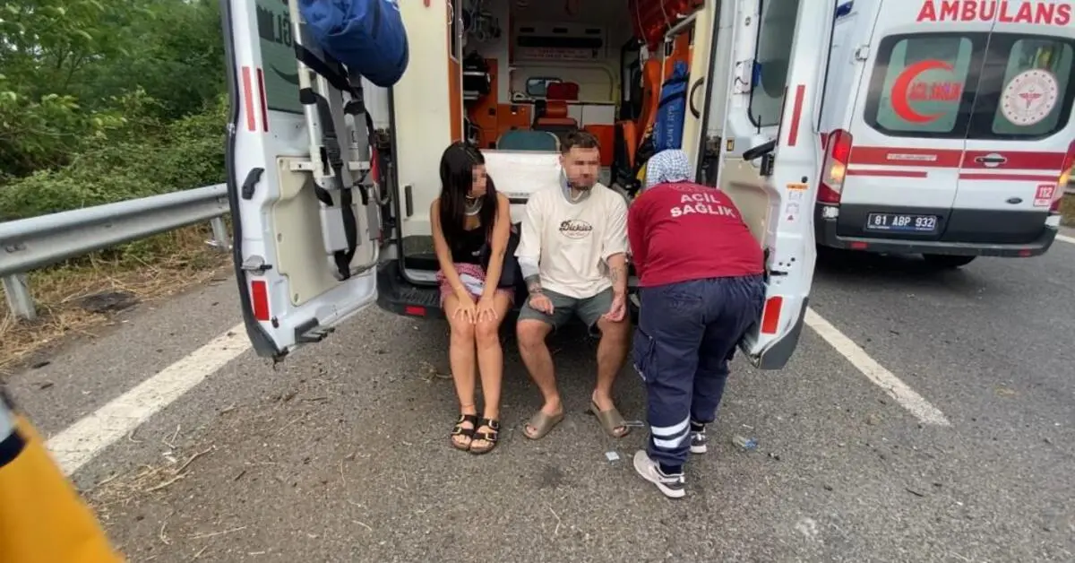 Genç Gazete Konser Yolunda Kaza Ünlü Şarkıcının Aracı Bariyere Saplandı-1