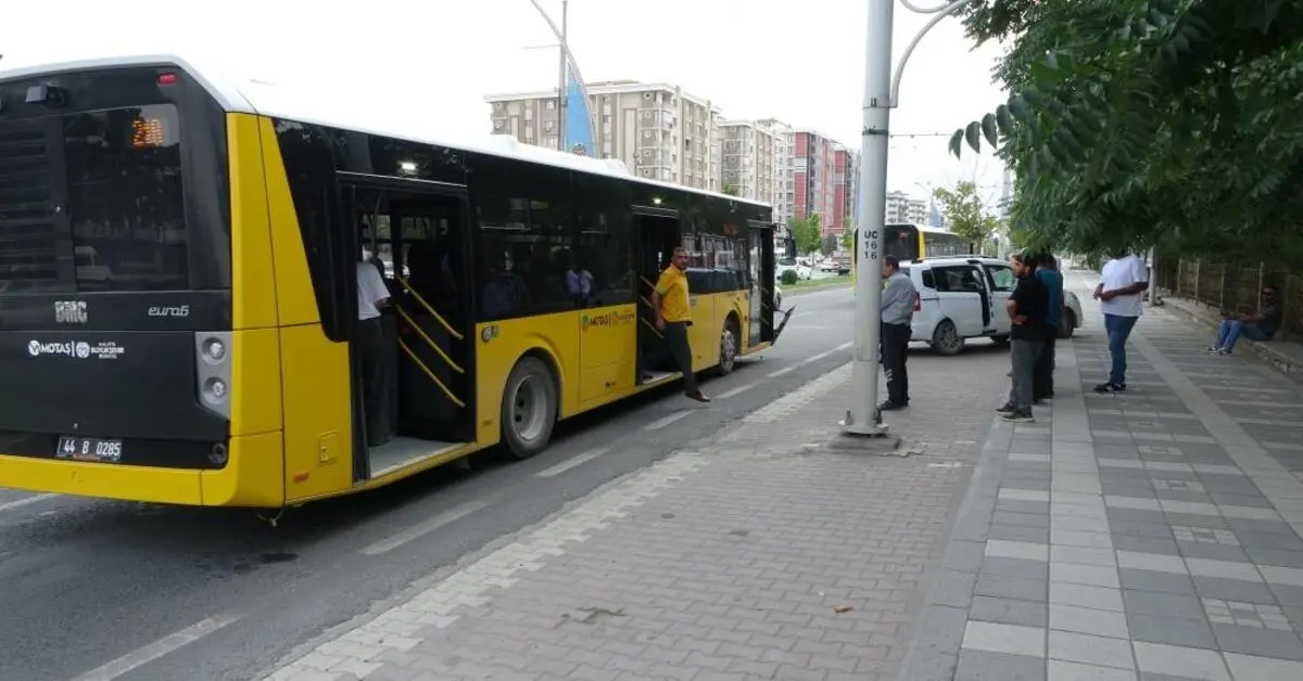 Genç Gazete Malatya’da Halk Otobüsü Ile Ticari Araç Çarpıştı 2