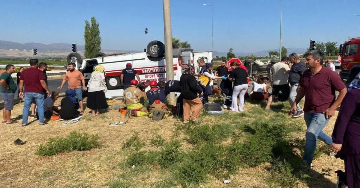 Genç Gazete Manisa'da Ambulans Ile Otomobil Çarpıştı 2’Si Ağır 7 Yaralı 1