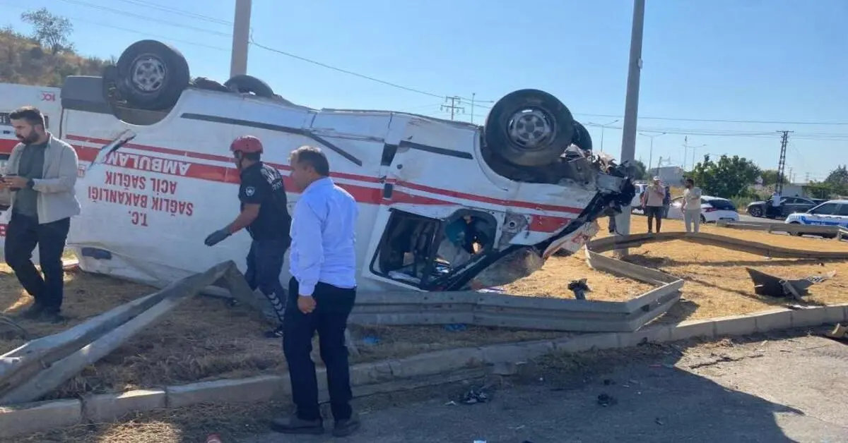 Genç Gazete Manisa'da Ambulans Ile Otomobil Çarpıştı 2’Si Ağır 7 Yaralı 2