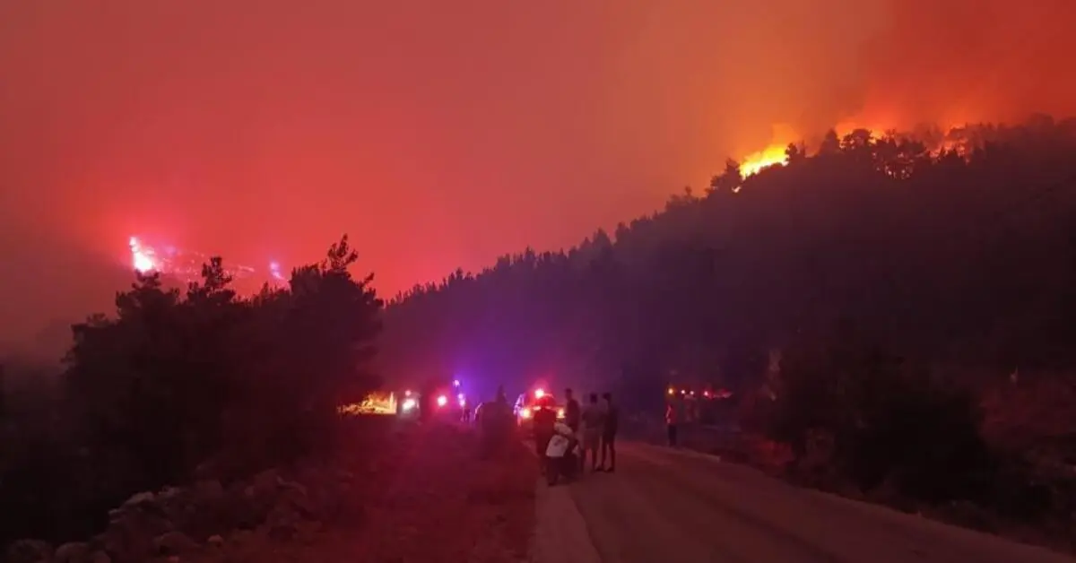 Genç Gazete Mersin'deki Orman Yangını Yerleşim Yerlerini Tehdit Ediyor