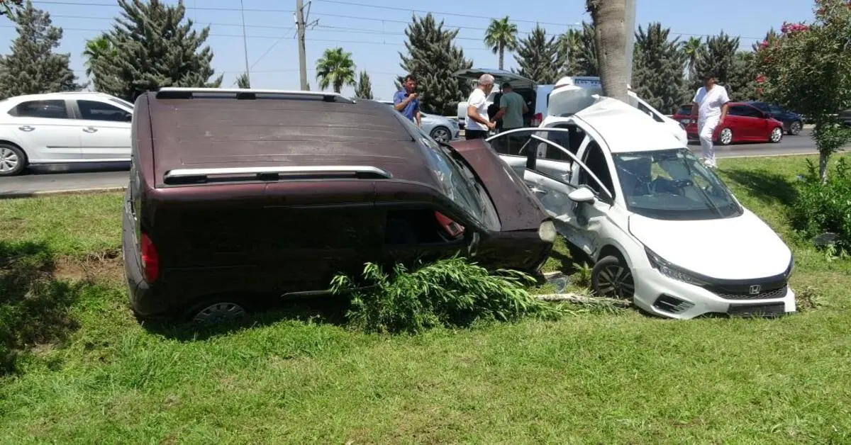 Genç Gazete Önce Otomobillere Sonra Polis Aracına Çarptı 2 Polis Yaralı 1