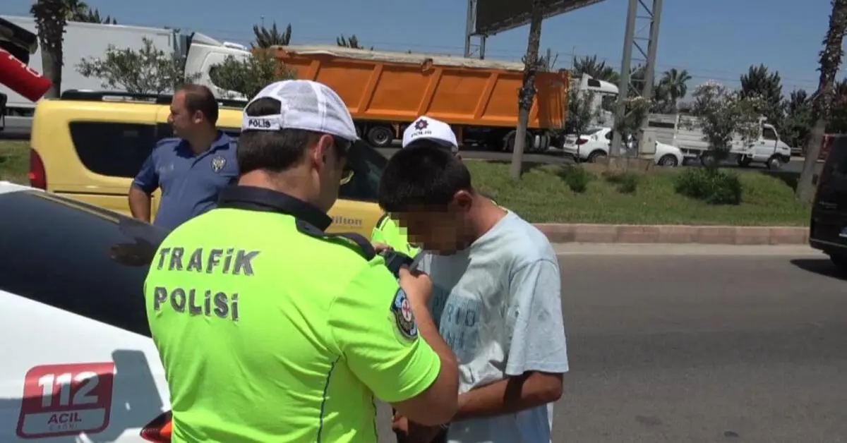 Genç Gazete Önce Otomobillere Sonra Polis Aracına Çarptı 2 Polis Yaralı 2