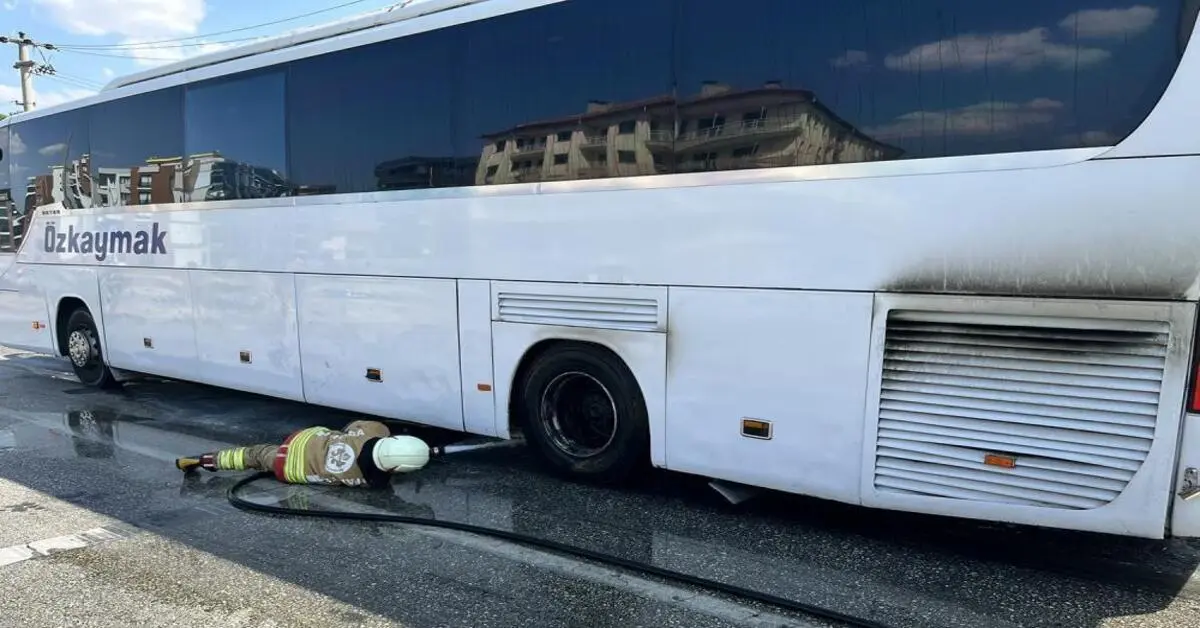 Genç Gazete Seyir Halindeki Yolcu Otobüsü Yandı Yolcular Tahliye Edildi 1