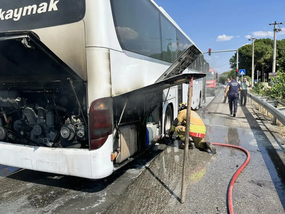 Genç Gazete Seyir Halindeki Yolcu Otobüsü Yandı Yolcular Tahliye Edildi 2