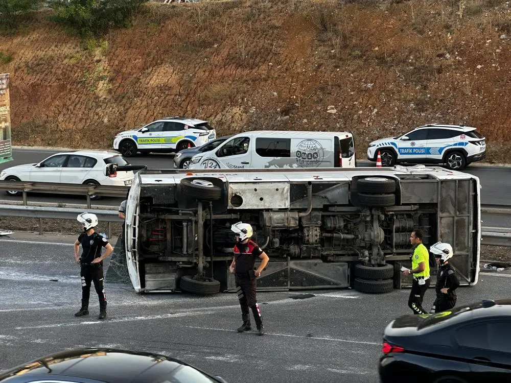 Genç Gazete Ümraniye’de Servis Midibüsü Devrildi 8 Yaralı 1