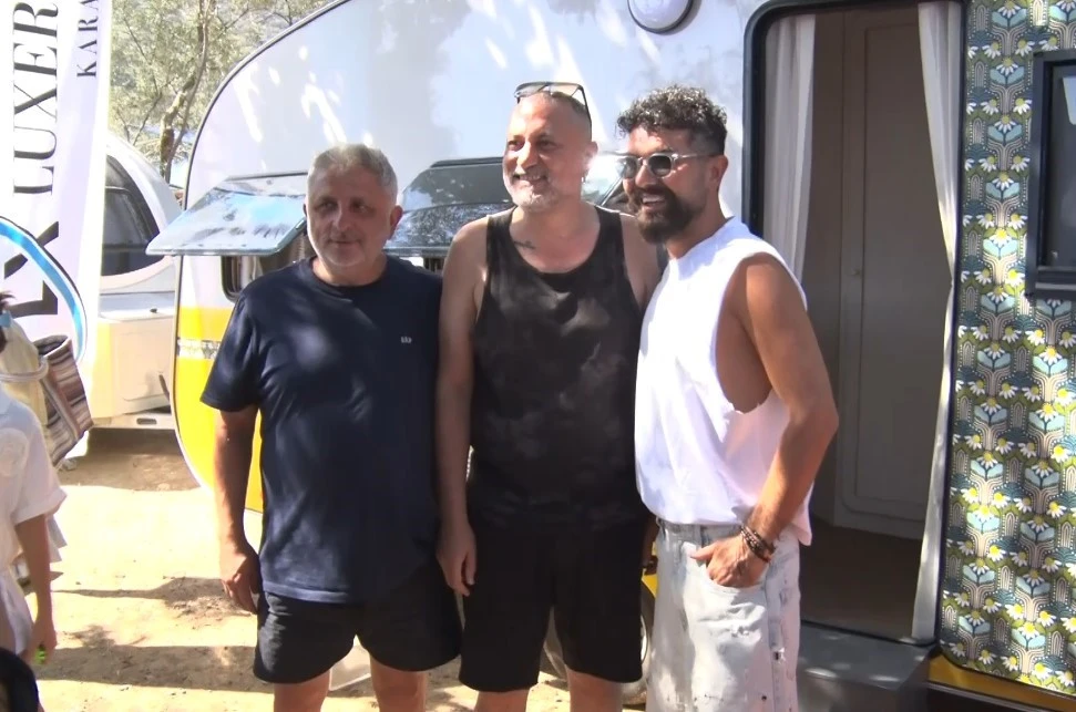 Genç Gazete Ünlü Sanatçılar Aynı Karavanın Peşine Düştü 1
