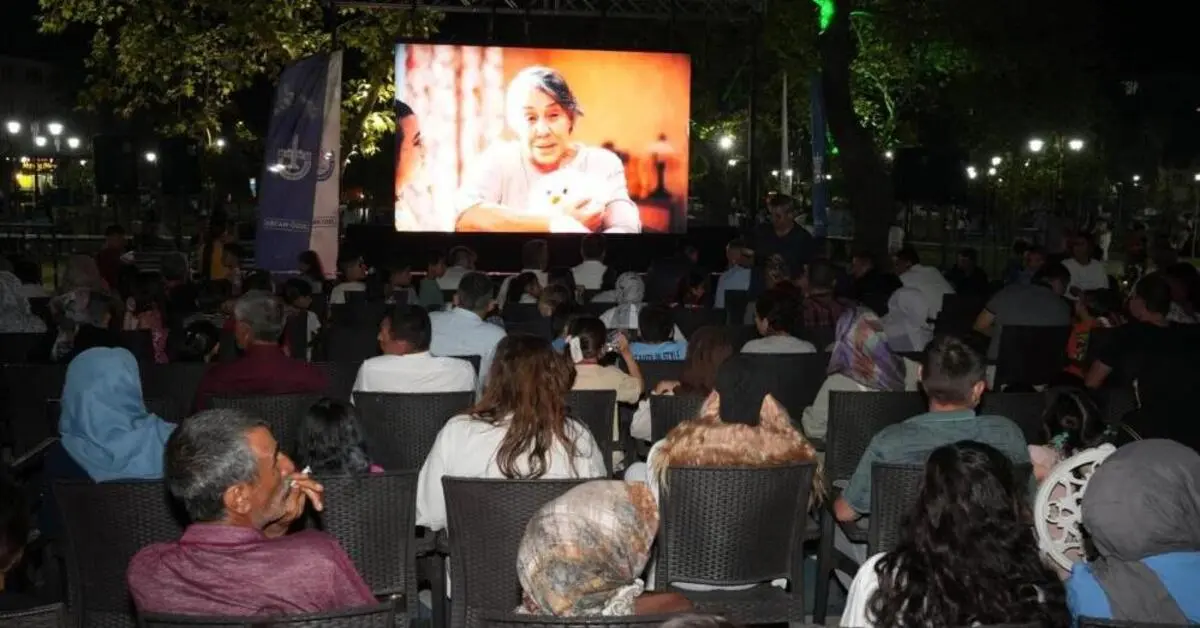 Genç Gazete Yenişehir Belediyesi, Çocuklara Açık Hava Sinemasıyla Nostaljik Hafta Sonu Yaşattı