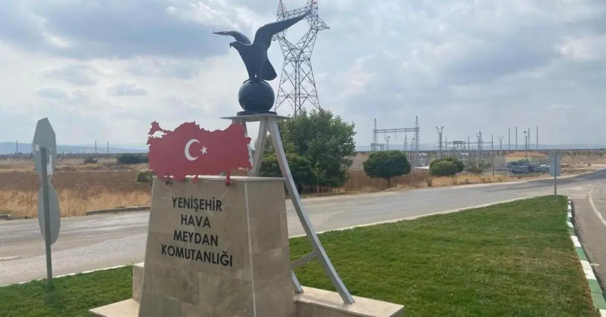 Genç Gazete Yenişehir'de Türk Bayraklı Kartal Heykeli Yoğun İlgi Görüyor 1