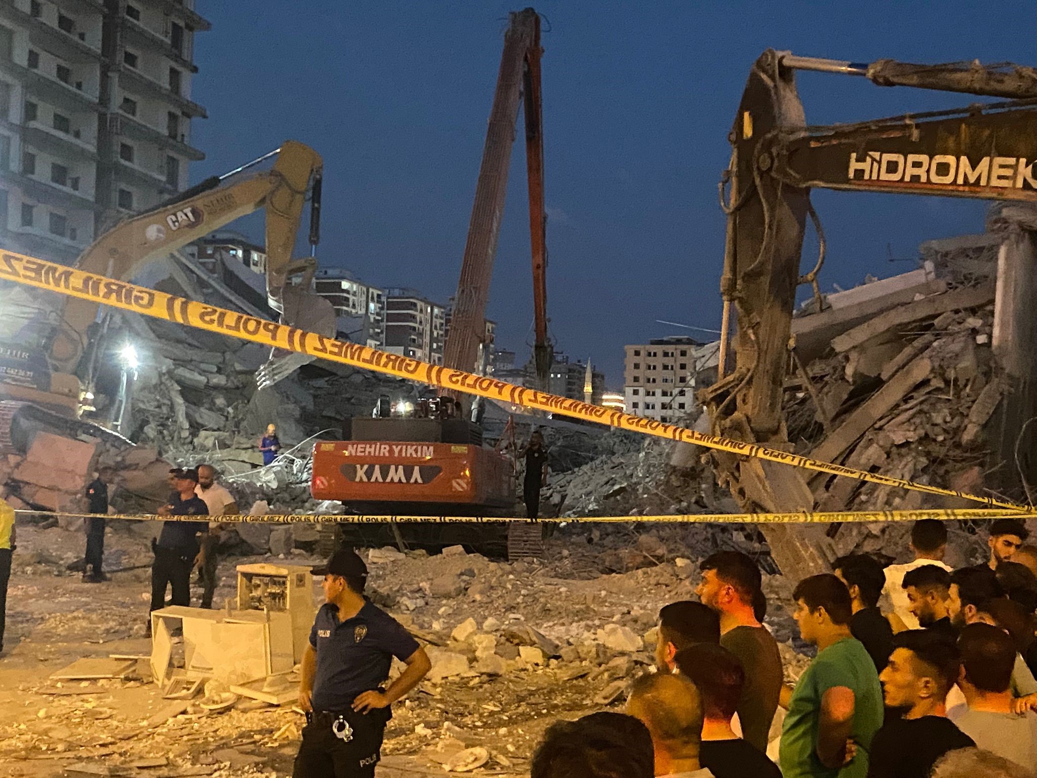 Göçük Altında Kalan Iş Makinası Operatörünün Cansız Bedenine Ulaşıldı (3)