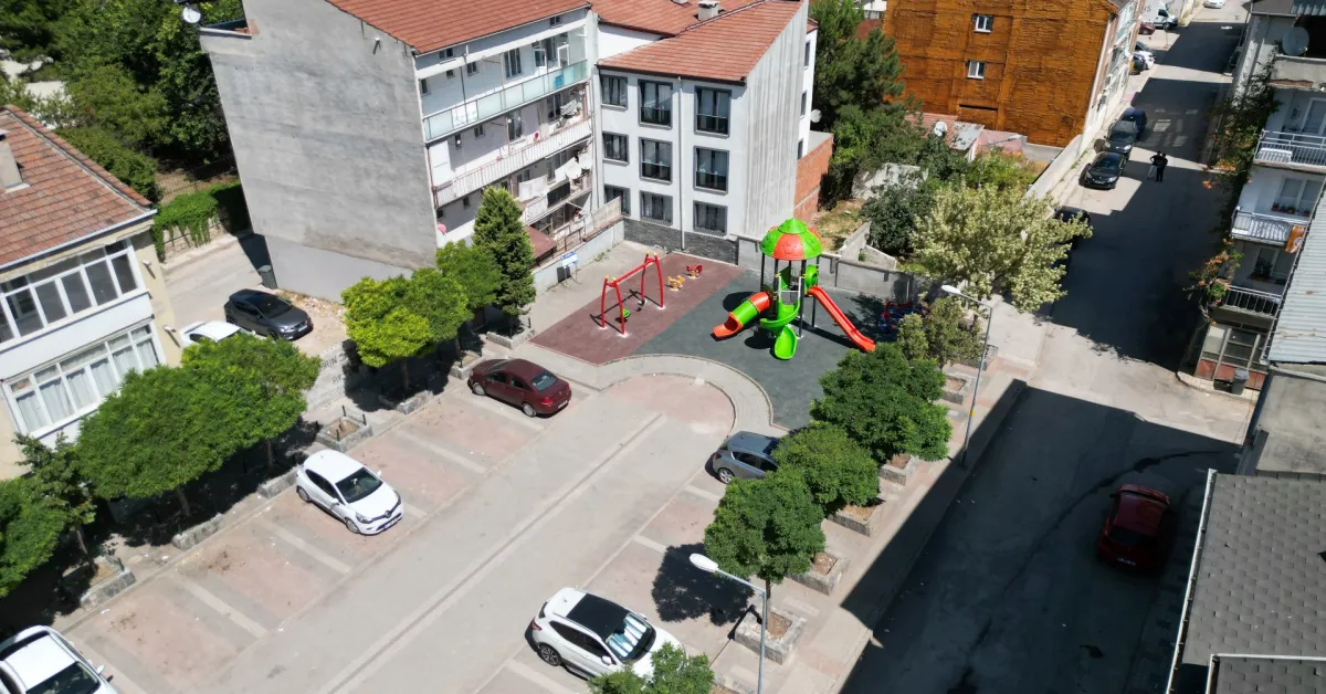 İnegöl Belediyesi Osmaniye Mahallesi’ndeki Çocuk Parkını Yenileyerek Hizmete Açtı (1)