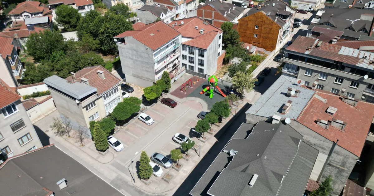 İnegöl Belediyesi Osmaniye Mahallesi’ndeki Çocuk Parkını Yenileyerek Hizmete Açtı (2)