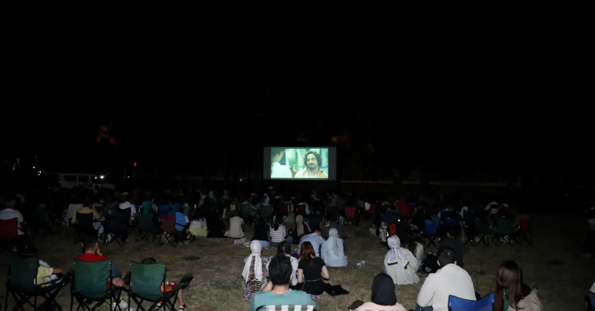 İnegöl Belediyesi’nin Yaz Etkinlikleri Kapsamında Düzenlenen Açık Hava Sinema Gecesinde Vatandaşlar Keyifli Anlar Yaşadı (1)