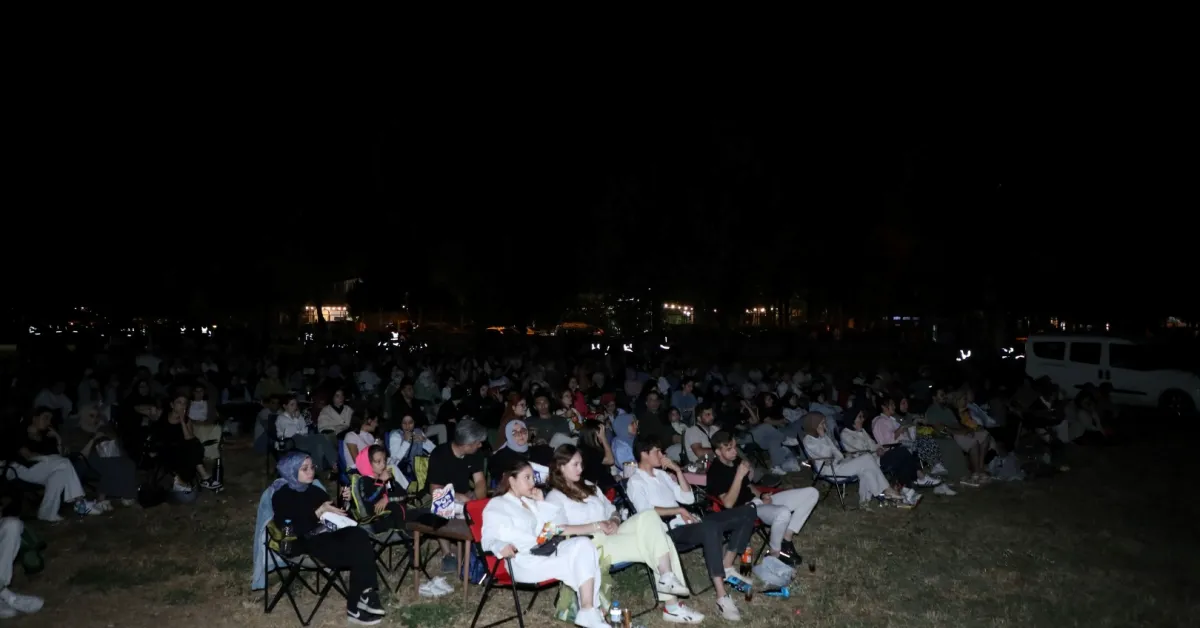 İnegöl Belediyesi’nin Yaz Etkinlikleri Kapsamında Düzenlenen Açık Hava Sinema Gecesinde Vatandaşlar Keyifli Anlar Yaşadı (3)