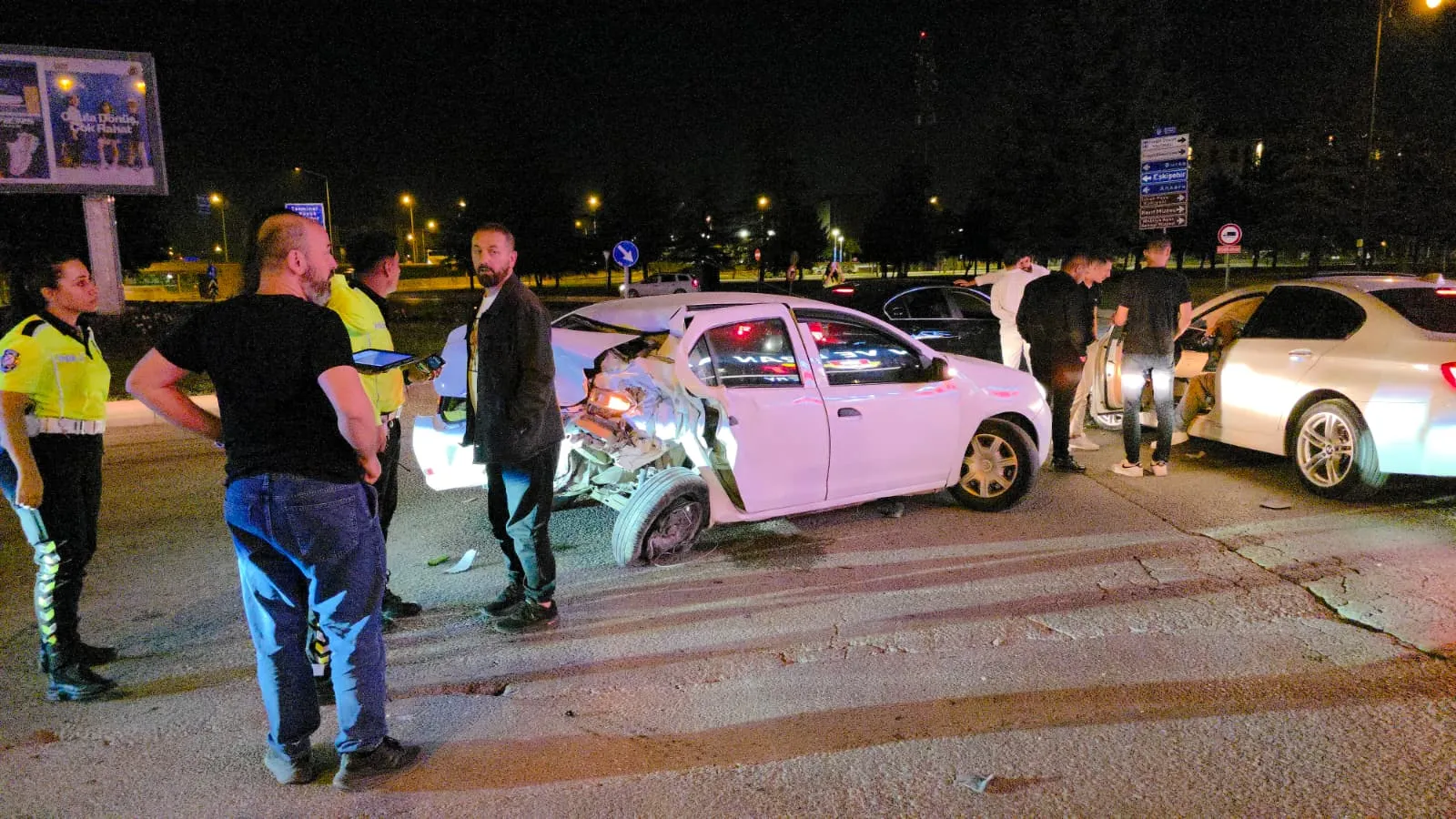 İnegöl’de 3 Araç Birbirine Girdi (2)-1