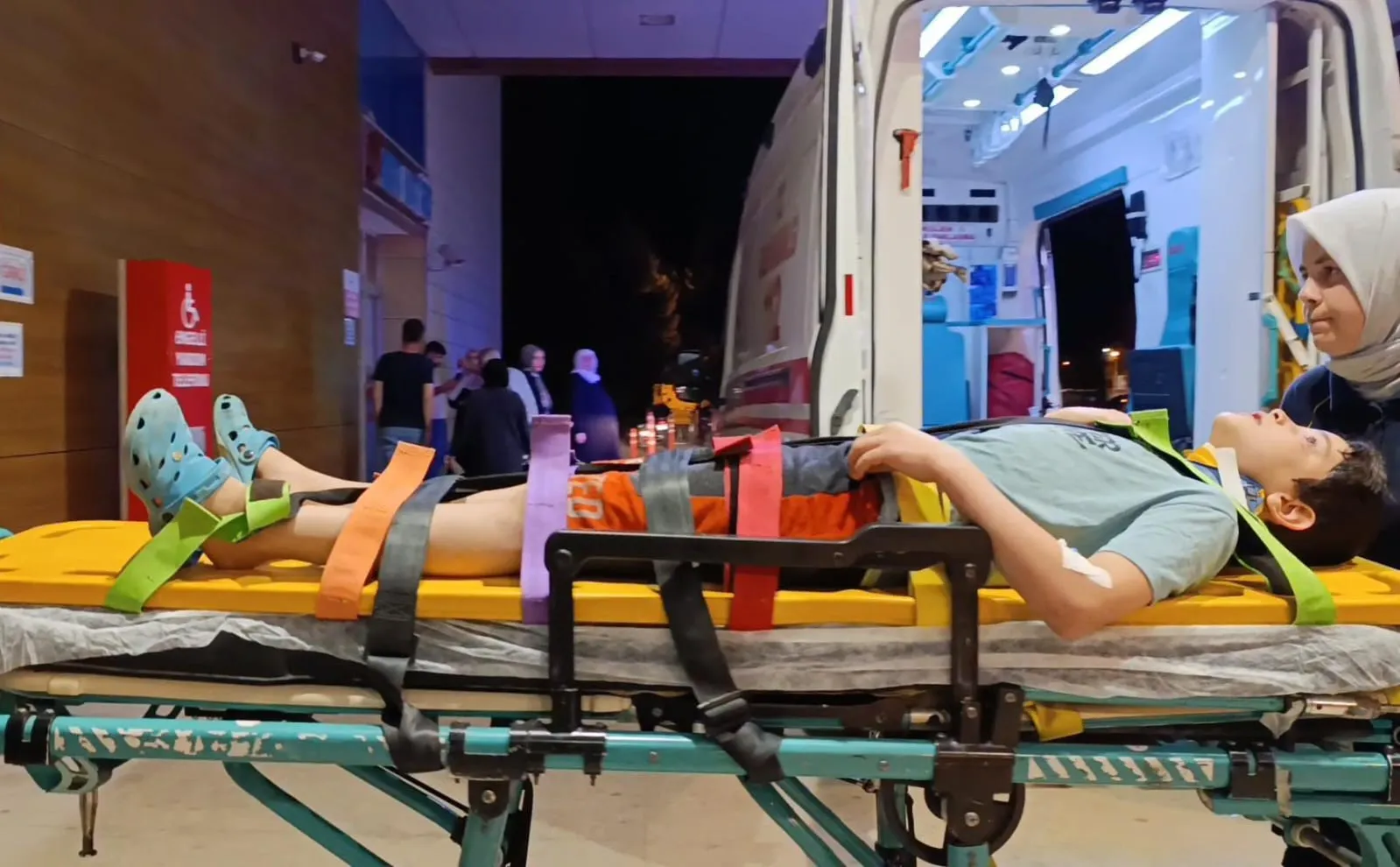 İnegöl’de Annesinin Elini Bırakan Çocuk, Gözünü Hastanede Açtı (1)