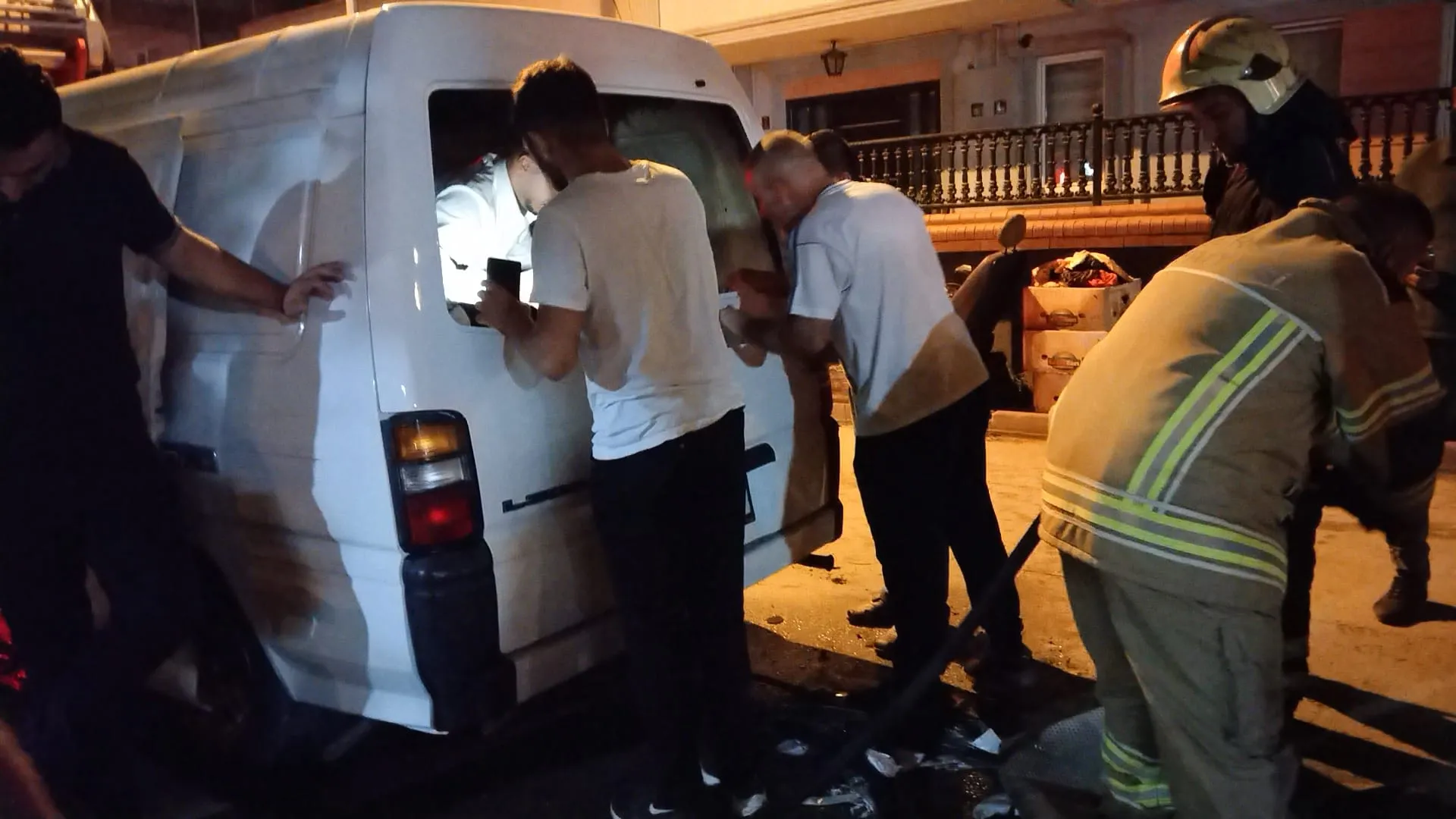 İnegöl'de Araç Yangını! Araç Sahiplerinden Muhabirimize Saldırı Girişimi (3)