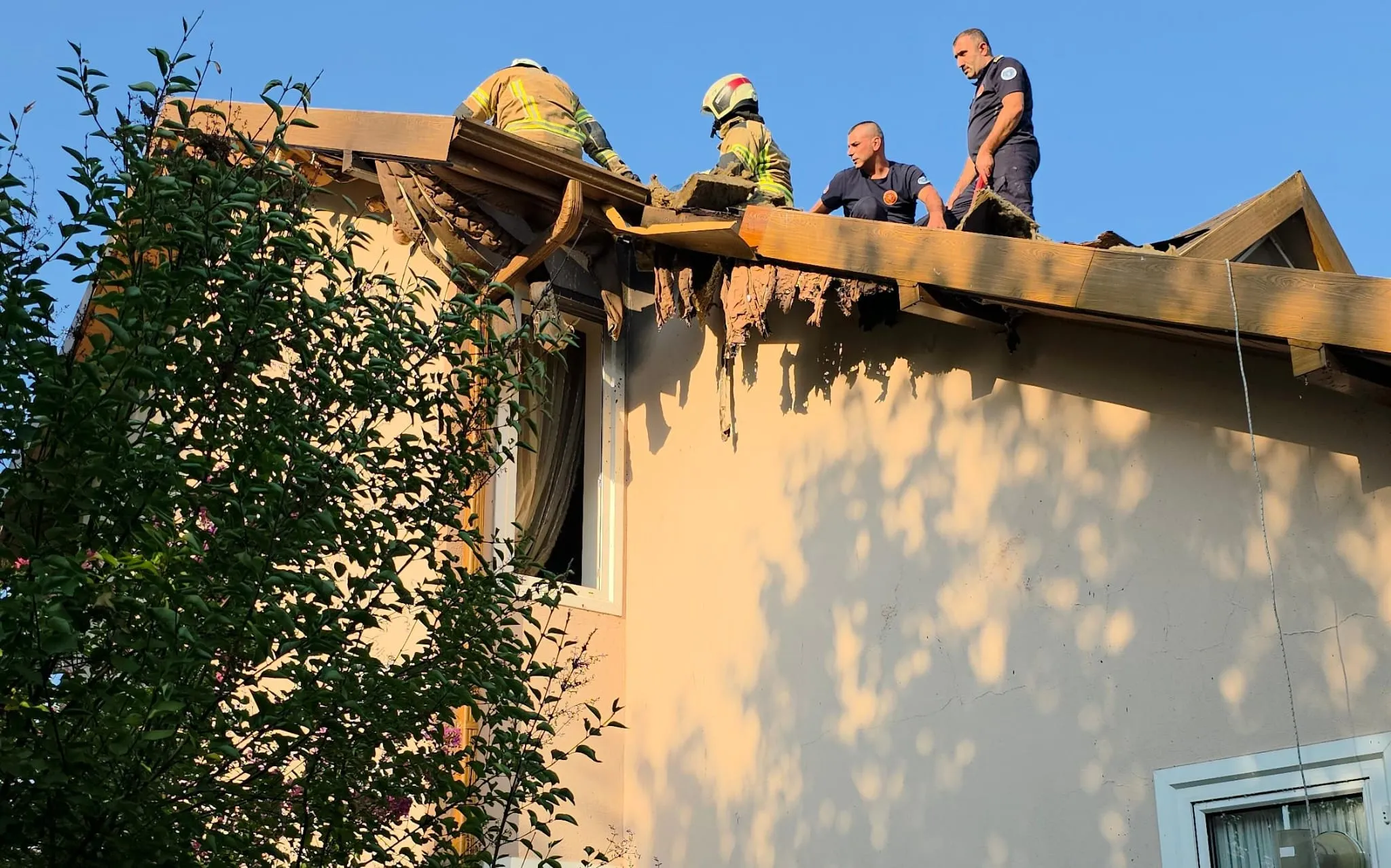 İnegöl’de Çatı Tamiri Sırasında Yangın Çıktı (1)