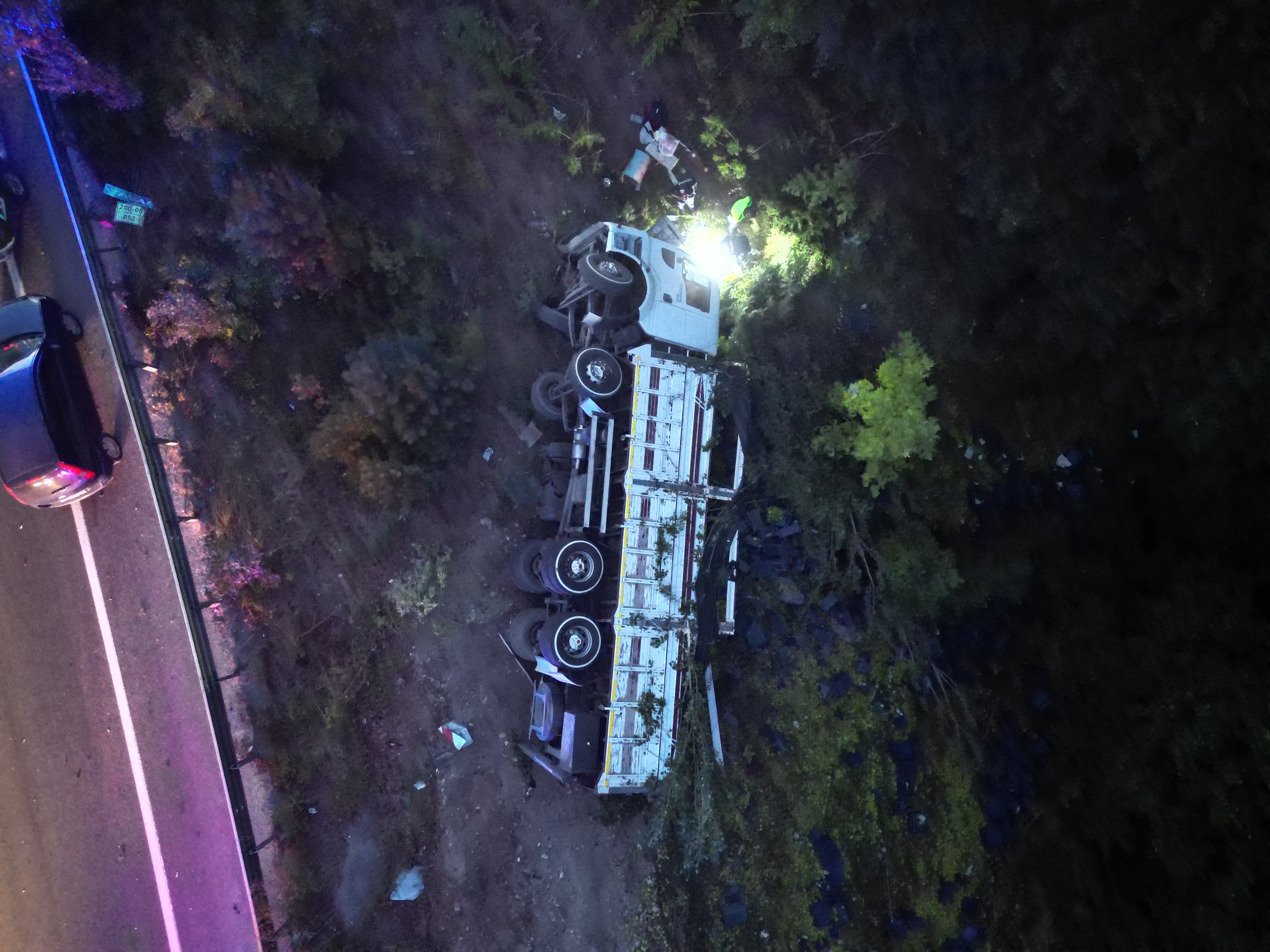 İnegöl’de Dolma Biber Yüklü Kamyon Şarampole Yuvarlandı 3 Yaralı (2)