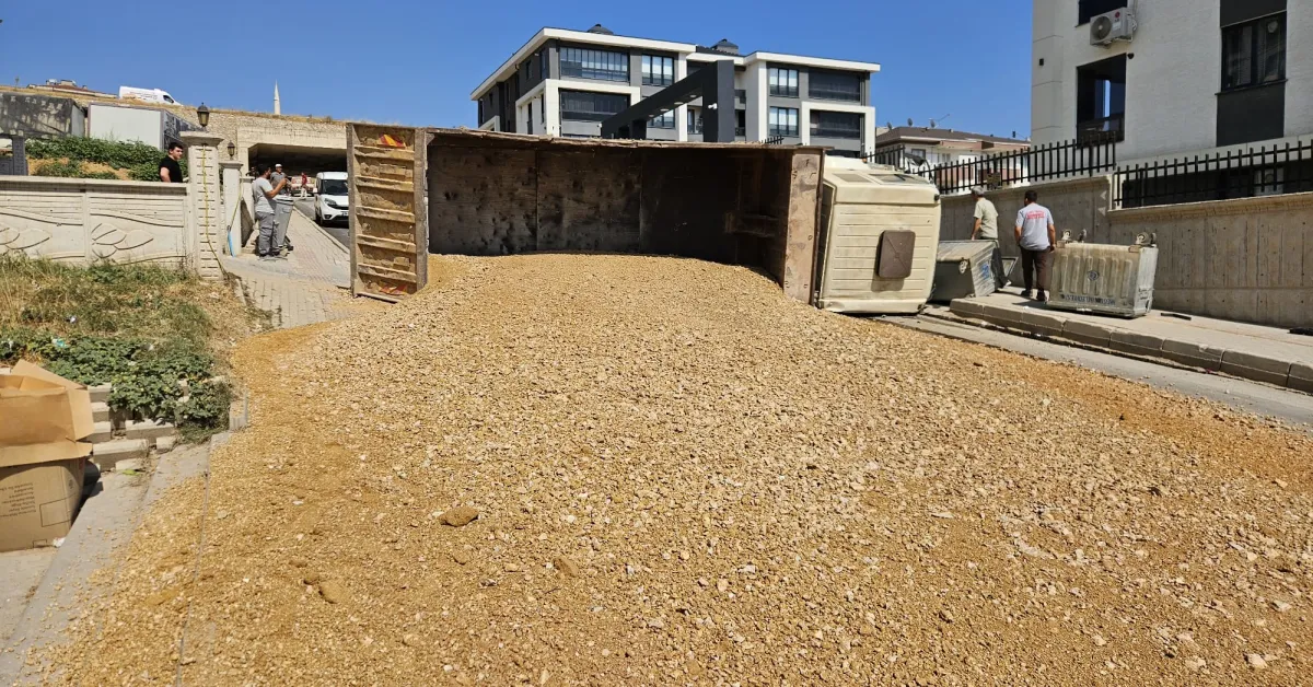 İnegöl’de Freni Boşalan Kamyon Site Duvarına Çarparak Yan Yattı