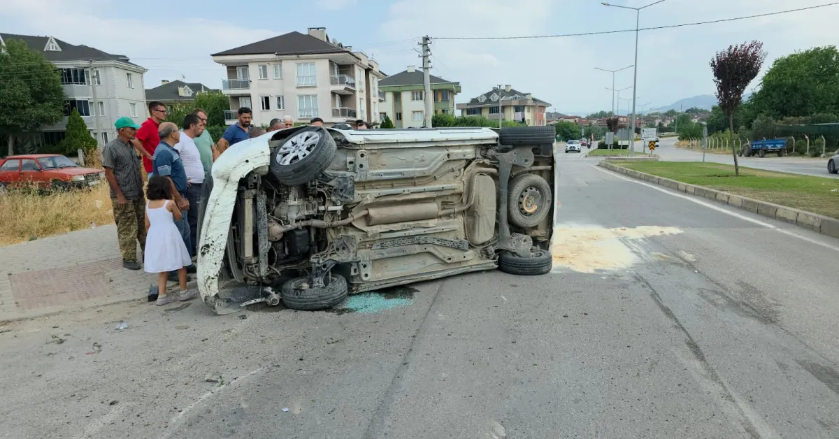 İnegöl’de Hafif Ticari Araç Takla Attı 2 Yaralı