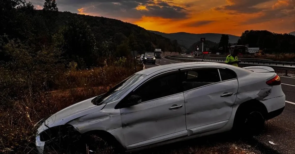 İnegöl'de Kamyonet Otomobili Sıkıştırdı! Aynı Aileden 5 Kişi Yaralandı