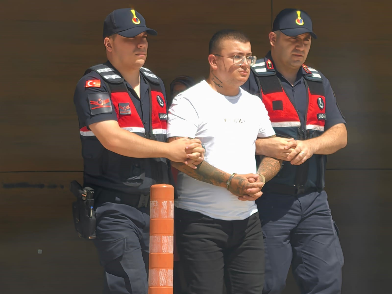 İnegöl'de Kavgayı Ayırmaya Çalışan Özel Güvenlik Görevlisini Bıçaklayan Saldırgan Tutuklandı (1)