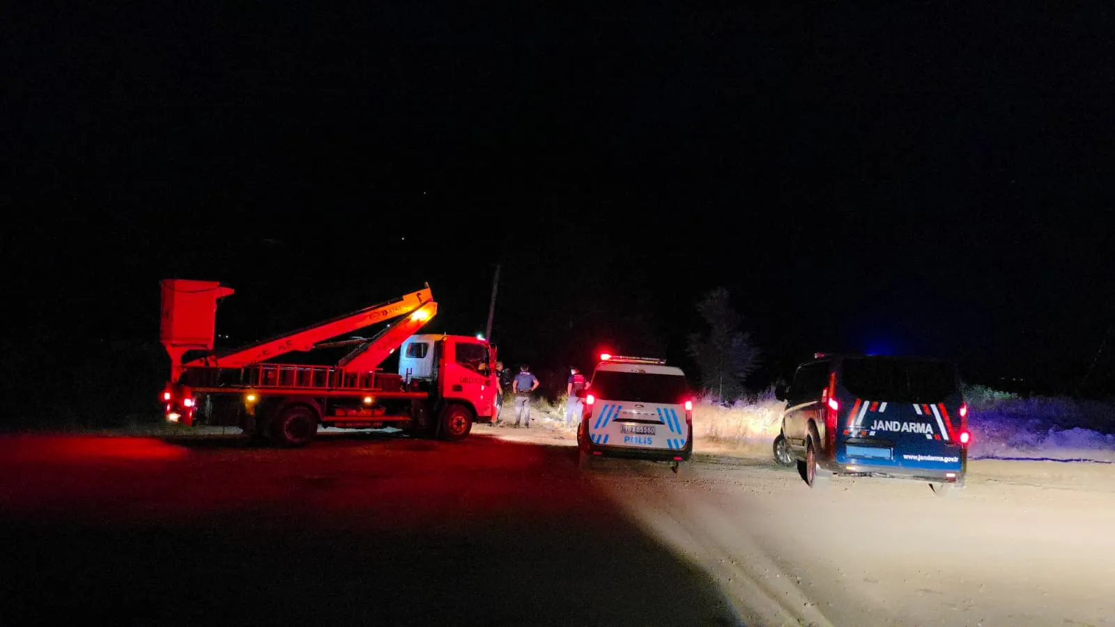 İnegöl’de Kopan Elektrik Telleri Yangına Yol Açtı (1)