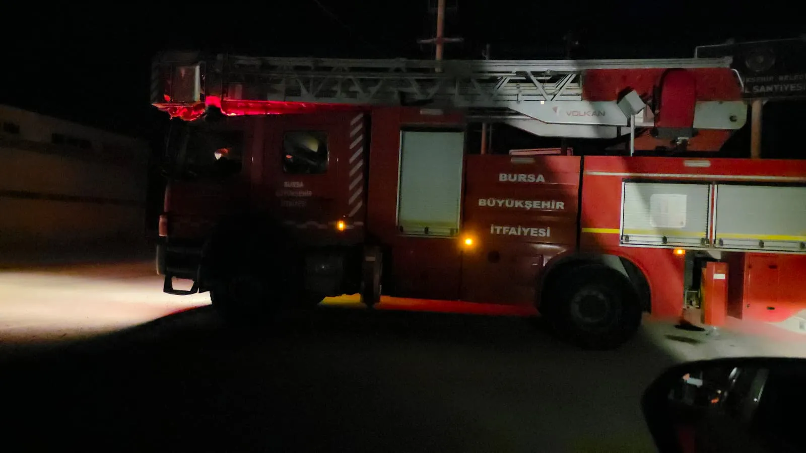 İnegöl’de Kopan Elektrik Telleri Yangına Yol Açtı (3)