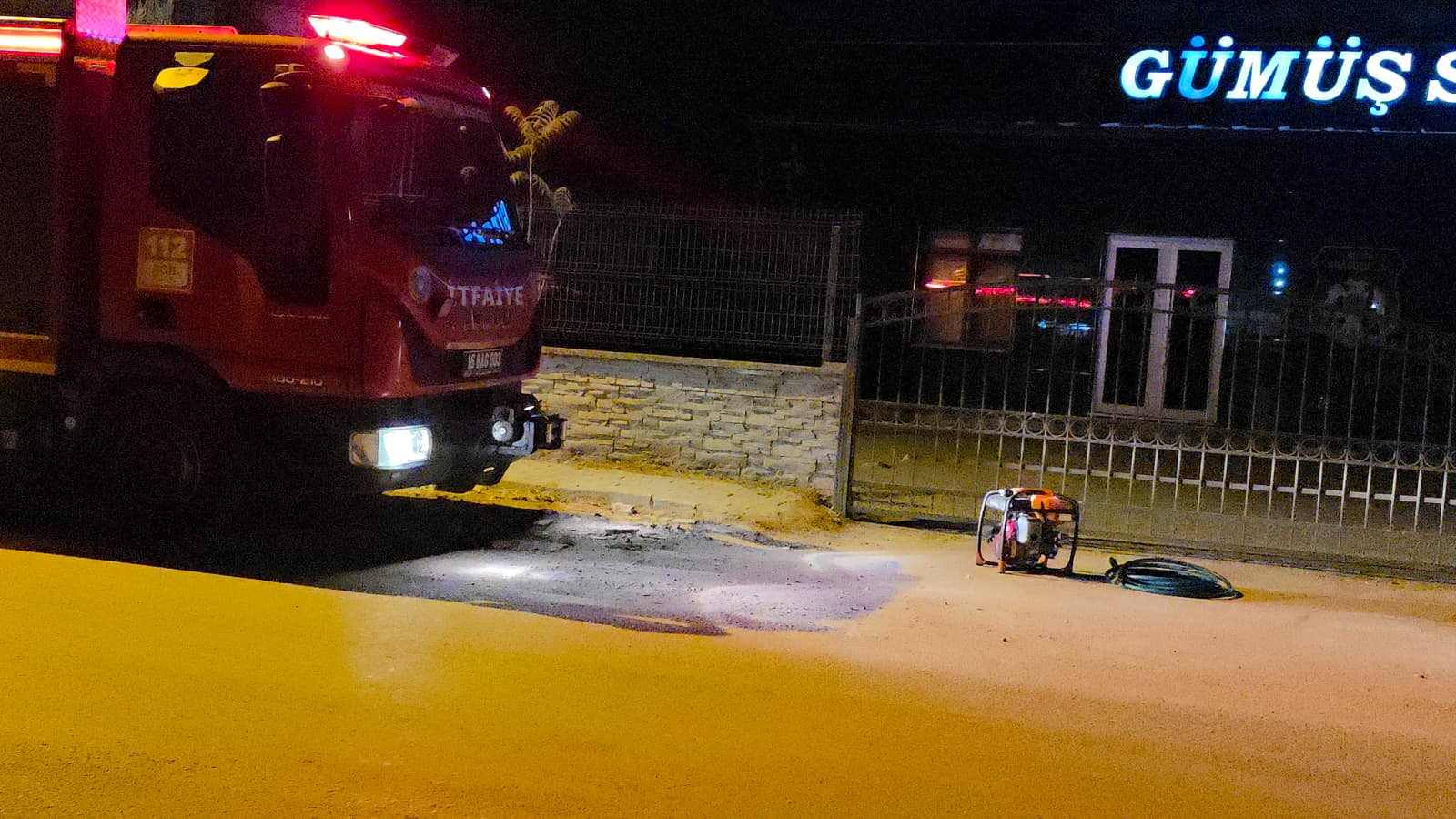 İnegöl’de Köpek Demir Parmaklıklara Sıkıştı, İtfaiye Kurtardı (1)-1